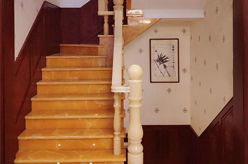 瓯海中式别墅室内汉白玉石楼梯的定制安装装饰效果